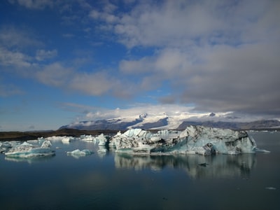 冰雪覆盖山附近的水域在蓝天白天
